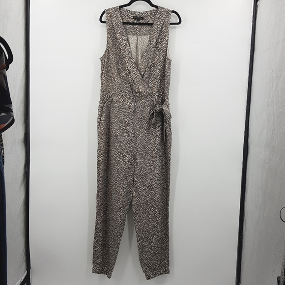 Banana Republic Tencel Wrap-Jumpsuit In Leopard Print 12 LIKE NEW - Picture 3 of 12
